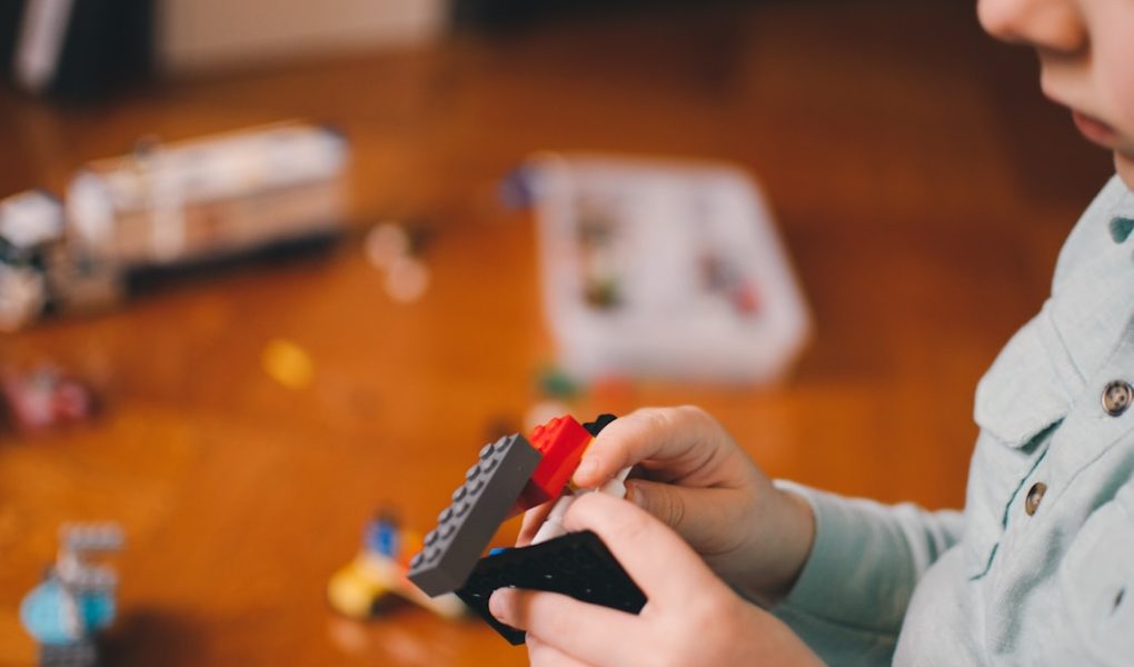 toddler's playing building block toys