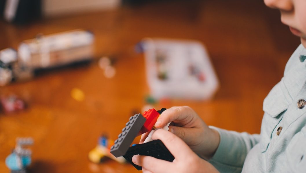 toddler's playing building block toys