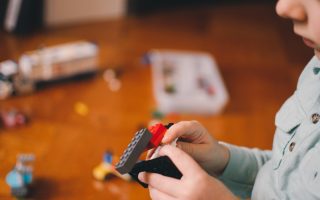 toddler's playing building block toys