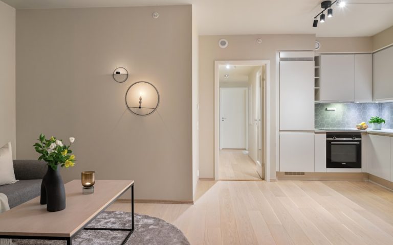 A living room filled with furniture and a kitchen