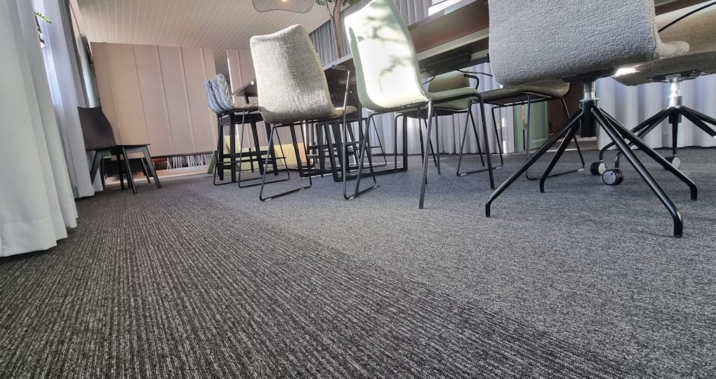 a row of chairs sitting on top of a carpeted floor