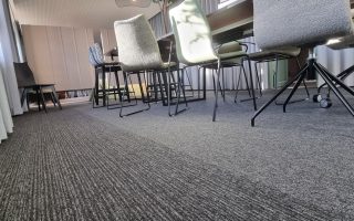 a row of chairs sitting on top of a carpeted floor