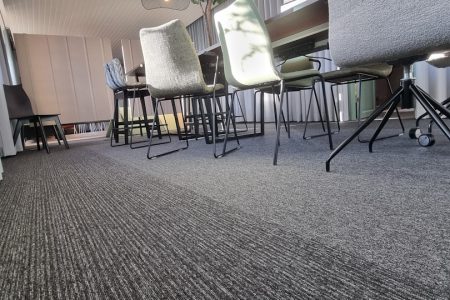 a row of chairs sitting on top of a carpeted floor